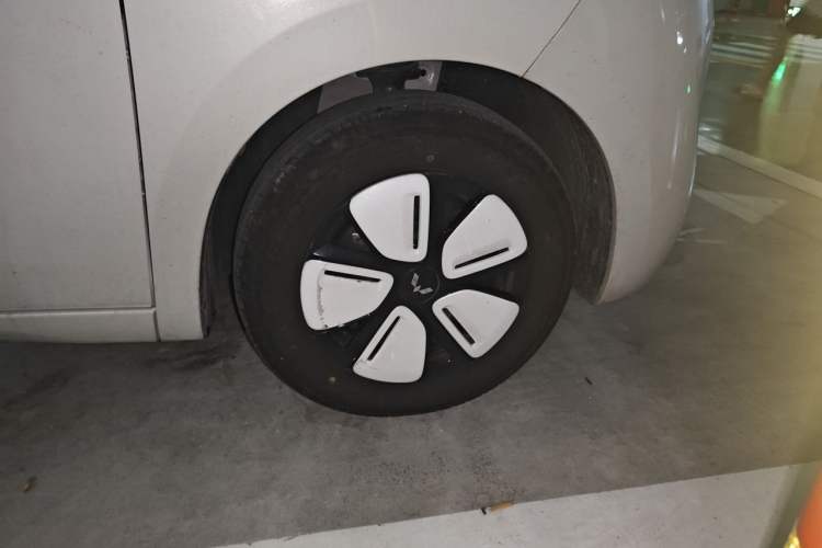 Used Wuling Hongguang MINIEV 2025 Four-Door Version Advanced Edition Right Front Wheel Hub
