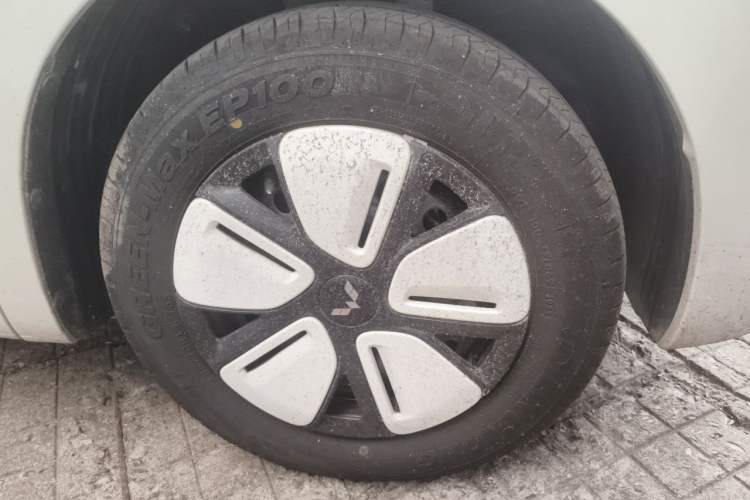 Used Wuling Hongguang MINIEV 2025 Four-Door Version Advanced Edition Right Front Wheel Hub