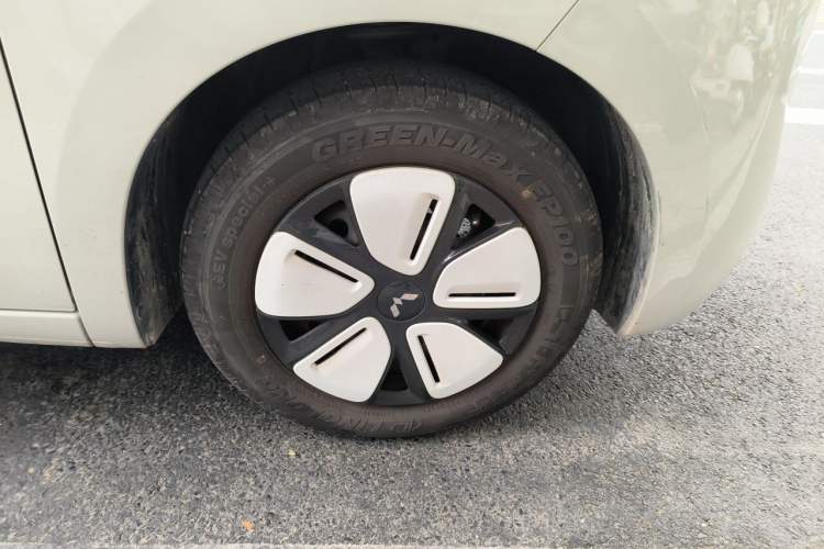 Used Wuling Hongguang MINIEV 2025 Four-Door Version Advanced Edition Right Front Wheel Hub