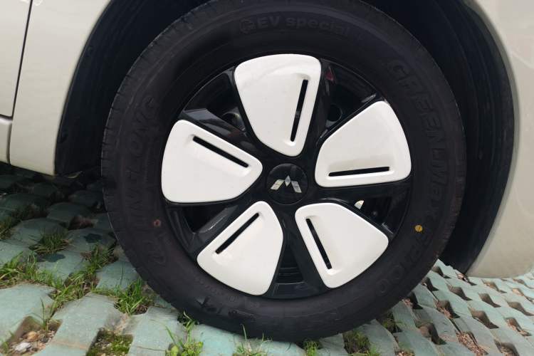 Used Wuling Hongguang MINIEV 2025 Four-Door Version Advanced Edition Right Front Wheel Hub