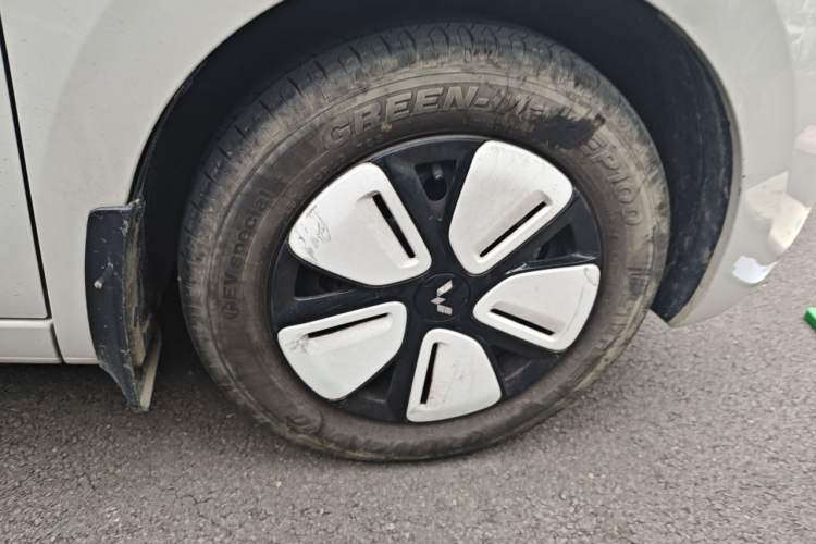 Used Wuling Hongguang MINIEV 2025 Four-Door Version Advanced Edition Right Front Wheel Hub
