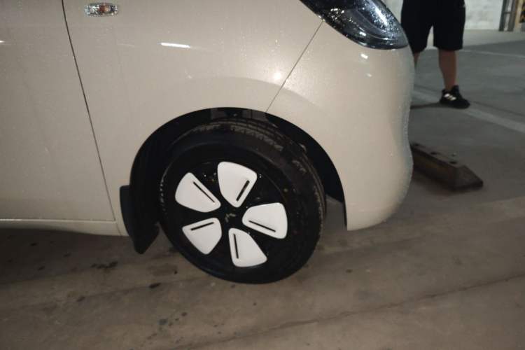 Used Wuling Hongguang MINIEV 2025 Four-Door Version Advanced Edition Right Front Wheel Hub