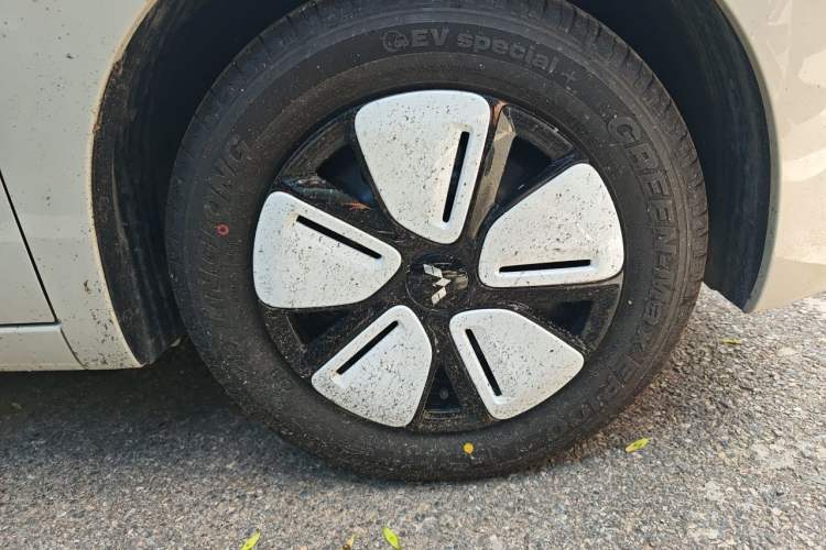 Used Wuling Hongguang MINIEV 2025 Four-Door Version Advanced Edition Right Front Wheel Hub