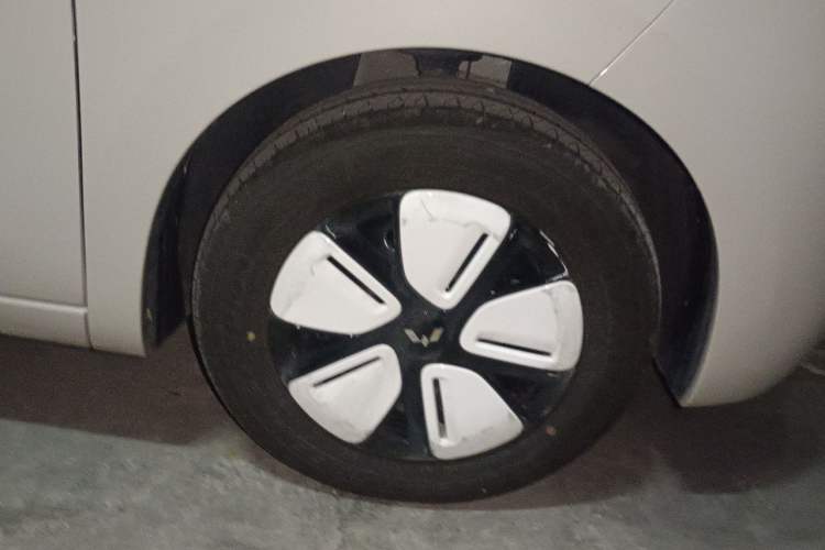 Used Wuling Hongguang MINIEV 2025 Four-Door Version Premium Edition Right Front Wheel Hub