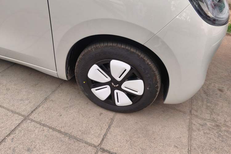 Used Wuling Hongguang MINIEV 2025 Four-Door Version Advanced Edition Right Front Wheel Hub