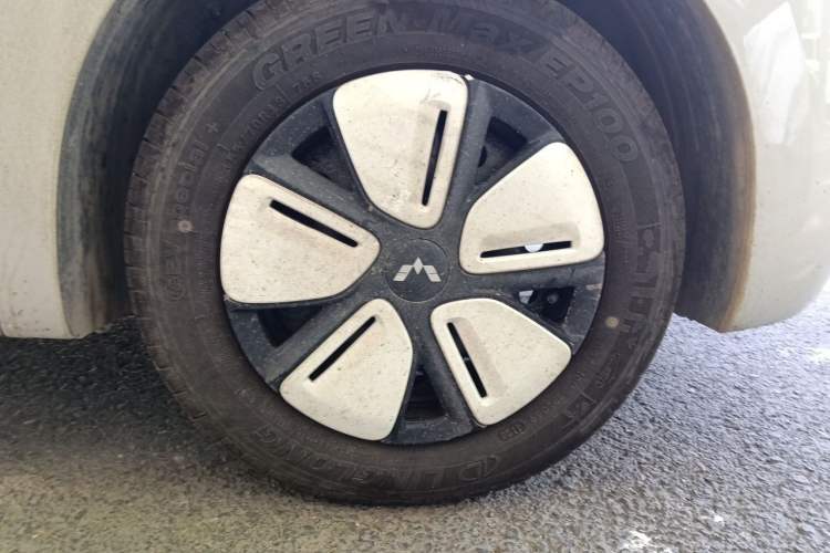 Used Wuling Hongguang MINIEV 2025 Four-Door Version Zhenxiang+ Edition Right Front Wheel Hub