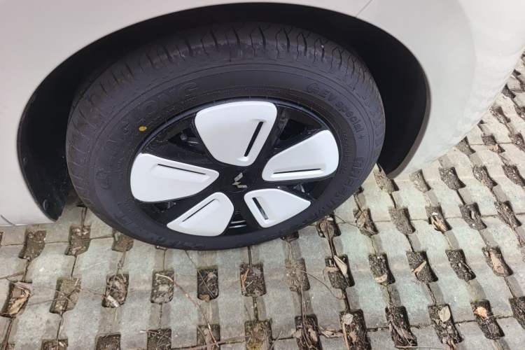 Used Wuling Hongguang MINIEV 2025 Four-Door Version Advanced Edition Right Front Wheel Hub