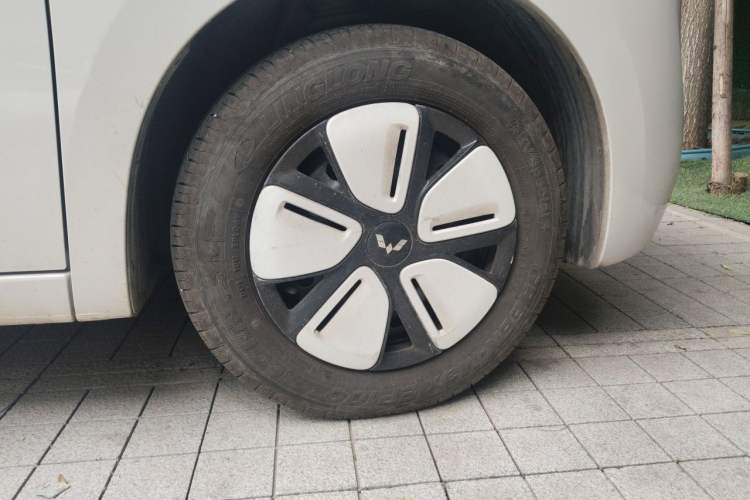 Used Wuling Hongguang MINIEV 2025 Four-Door Version Advanced Edition Right Front Wheel Hub