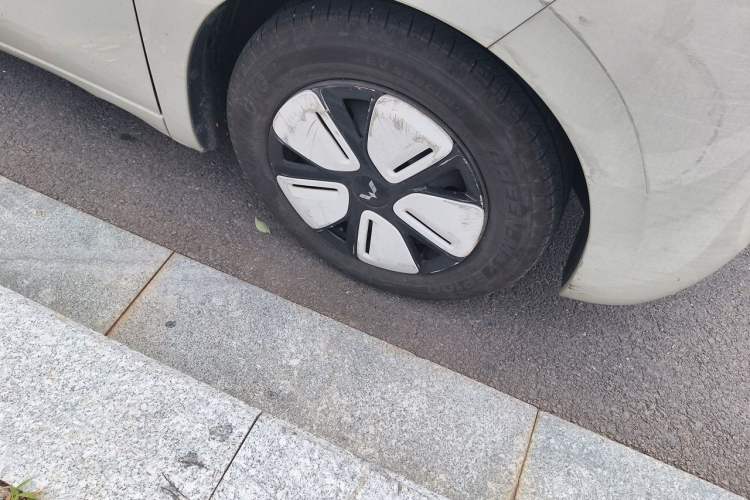 Used Wuling Hongguang MINIEV 2025 Four-Door Version Advanced Edition Right Front Wheel Hub