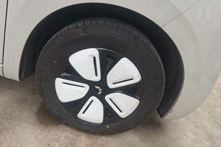 Used Wuling Hongguang MINIEV 2025 Four-Door Version Zhenxiang+ Edition Right Front Wheel Hub