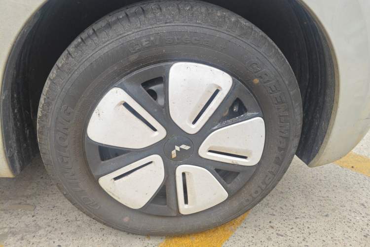 Used Wuling Hongguang MINIEV 2025 Four-Door Version Advanced Edition Right Front Wheel Hub