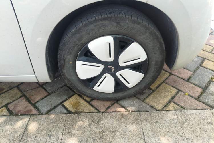 Used Wuling Hongguang MINIEV 2025 Four-Door Version Advanced Edition Right Front Wheel Hub