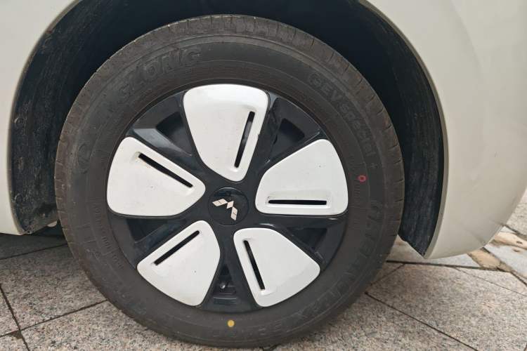 Used Wuling Hongguang MINIEV 2025 Four-Door Version Advanced Edition Right Front Wheel Hub