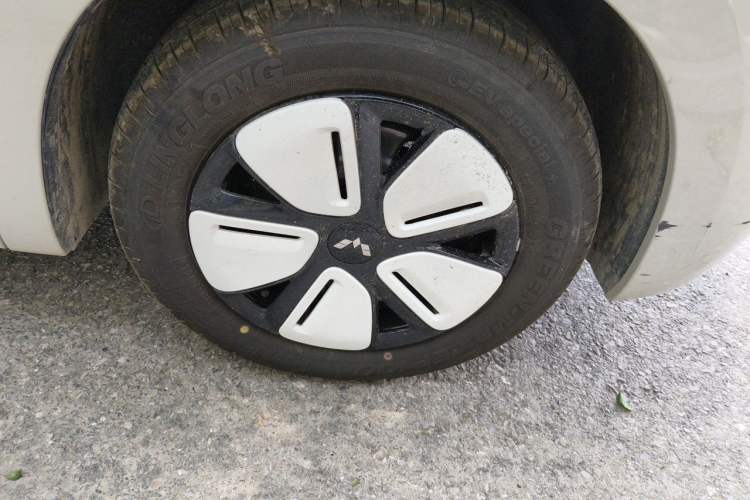 Used Wuling Hongguang MINIEV 2025 Four-Door Version Advanced Edition Right Front Wheel Hub