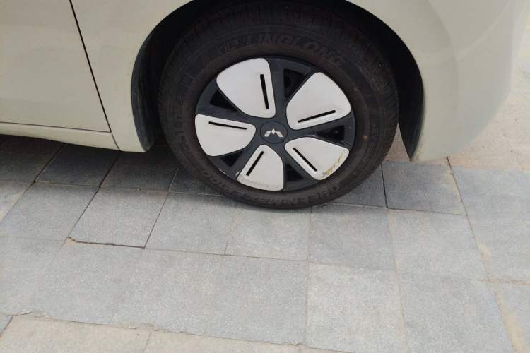 Used Wuling Hongguang MINIEV 2025 Four-Door Version Advanced Edition Right Front Wheel Hub