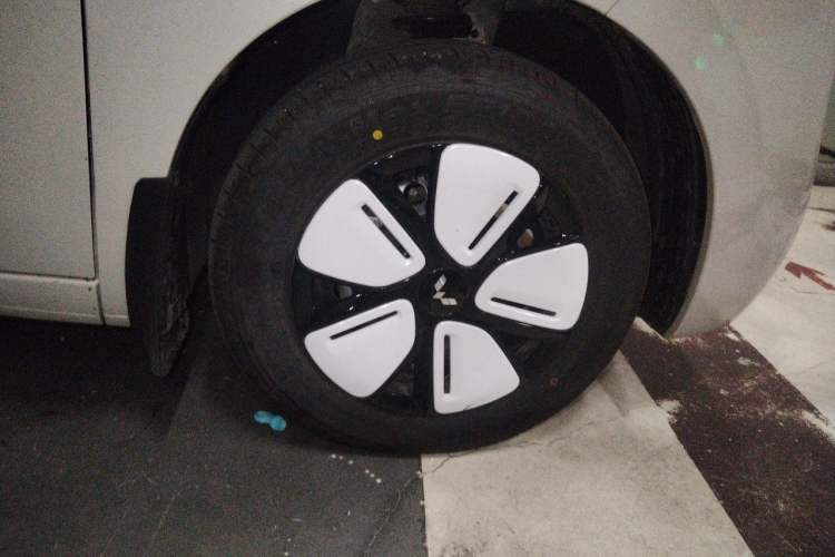 Used Wuling Hongguang MINIEV 2025 Four-Door Version Advanced Edition Right Front Wheel Hub