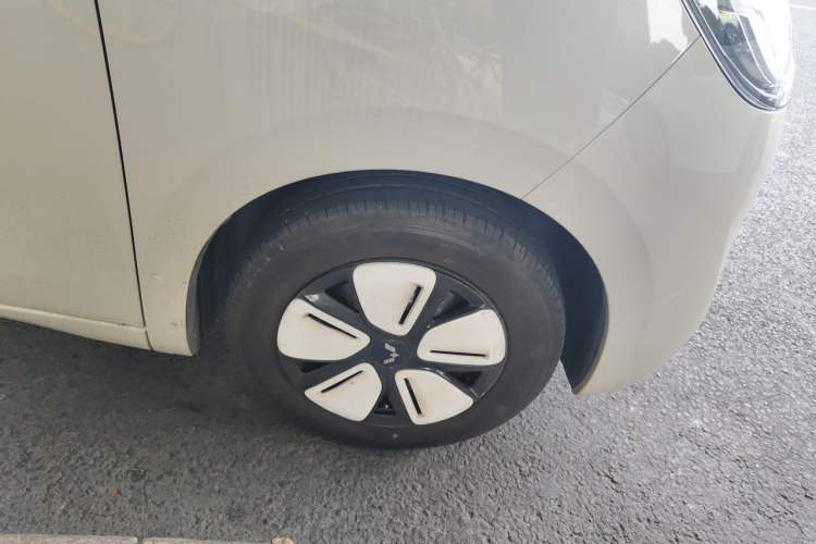 Used Wuling Hongguang MINIEV 2025 Four-Door Version Advanced Edition Right Front Wheel Hub