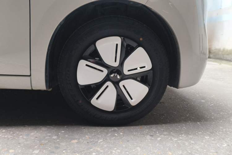 Used Wuling Hongguang MINIEV 2025 Four-Door Version Advanced Edition Right Front Wheel Hub