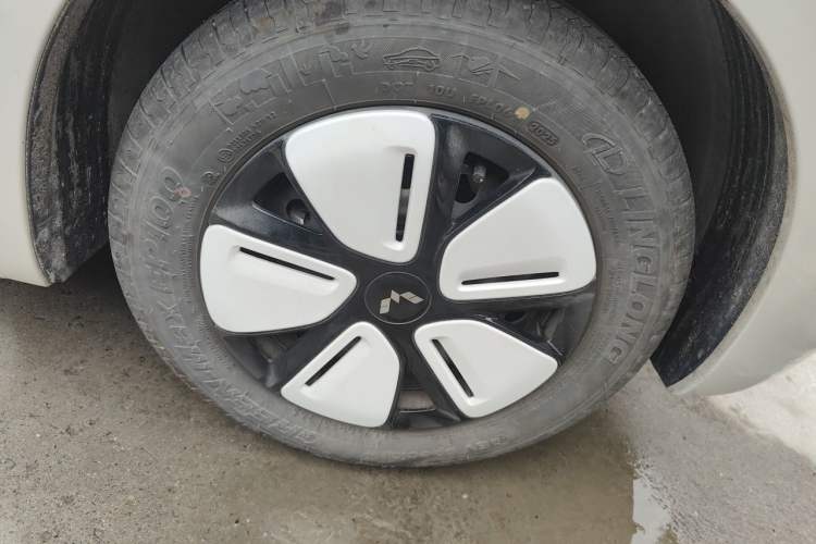 Used Wuling Hongguang MINIEV 2025 Four-Door Version Advanced Edition Right Front Wheel Hub