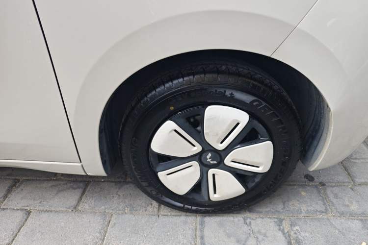 Used Wuling Hongguang MINIEV 2025 Four-Door Version Advanced Edition Right Front Wheel Hub