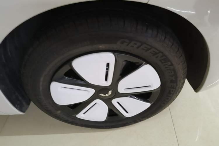 Used Wuling Hongguang MINIEV 2025 Four-Door Version Premium Edition Right Front Wheel Hub