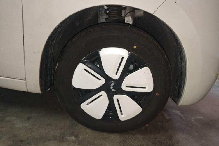 Used Wuling Hongguang MINIEV 2025 Four-Door Version Advanced Edition Right Front Wheel Hub