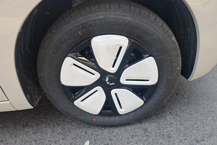 Used Wuling Hongguang MINIEV 2025 Four-Door Version Advanced Edition Right Front Wheel Hub