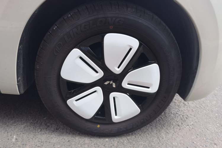 Used Wuling Hongguang MINIEV 2025 Four-Door Version Advanced Edition Right Front Wheel Hub