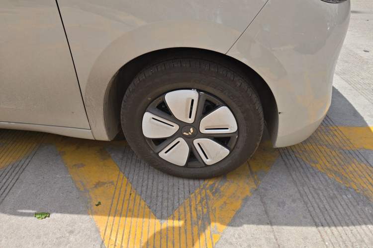 Used Wuling Hongguang MINIEV 2025 Four-Door Version Advanced Edition Right Front Wheel Hub