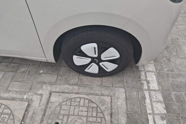 Used Wuling Hongguang MINIEV 2025 Four-Door Version Advanced Edition Right Front Wheel Hub