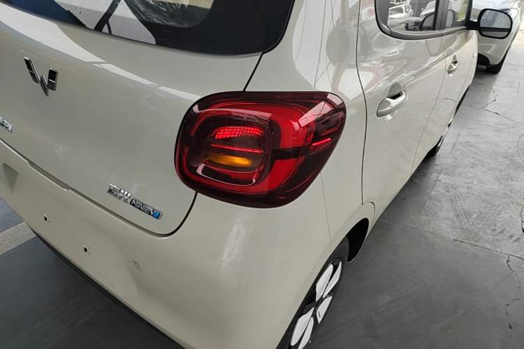 Used Wuling Hongguang MINIEV 2025 Four-Door Version Advanced Edition Right Rear Taillight