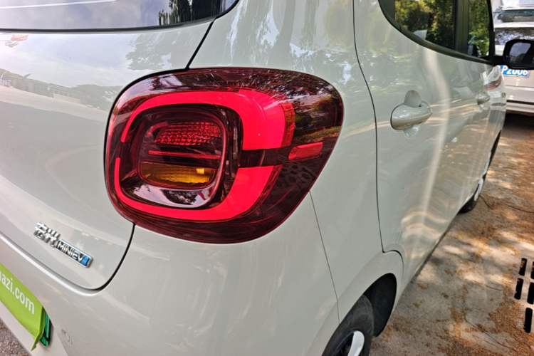Used Wuling Hongguang MINIEV 2025 Four-Door Version Advanced Edition Right Rear Taillight