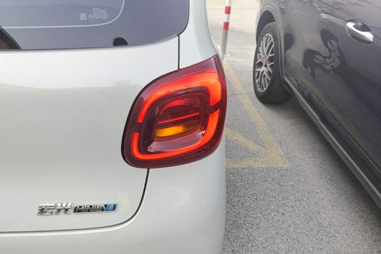 Used Wuling Hongguang MINIEV 2025 Four-Door Version Advanced Edition Right Rear Taillight