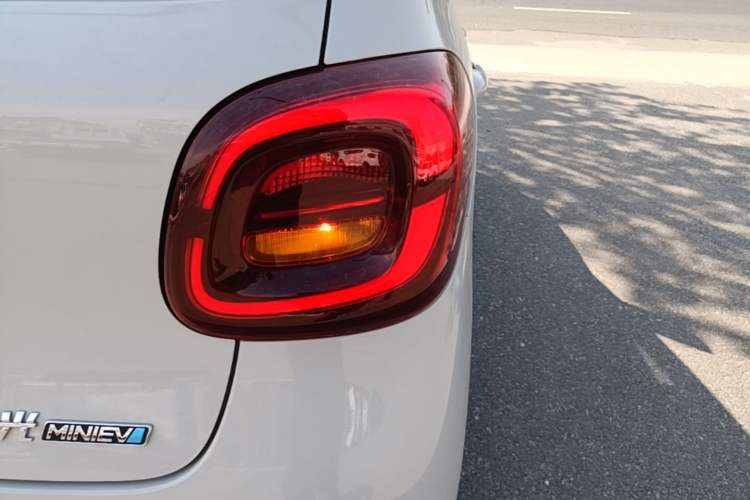 Used Wuling Hongguang MINIEV 2025 Four-Door Version Advanced Edition Right Rear Taillight