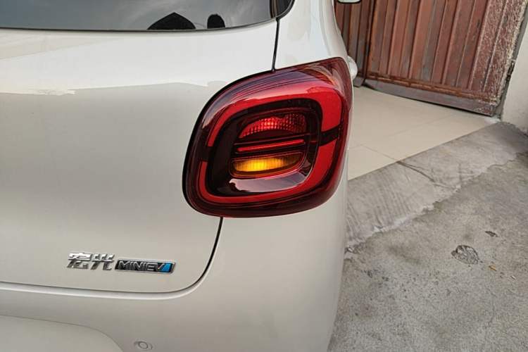 Used Wuling Hongguang MINIEV 2025 Four-Door Version Advanced Edition Right Rear Taillight