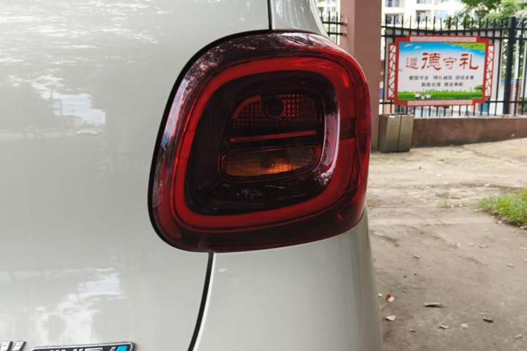 Used Wuling Hongguang MINIEV 2025 Four-Door Version Advanced Edition Right Rear Taillight