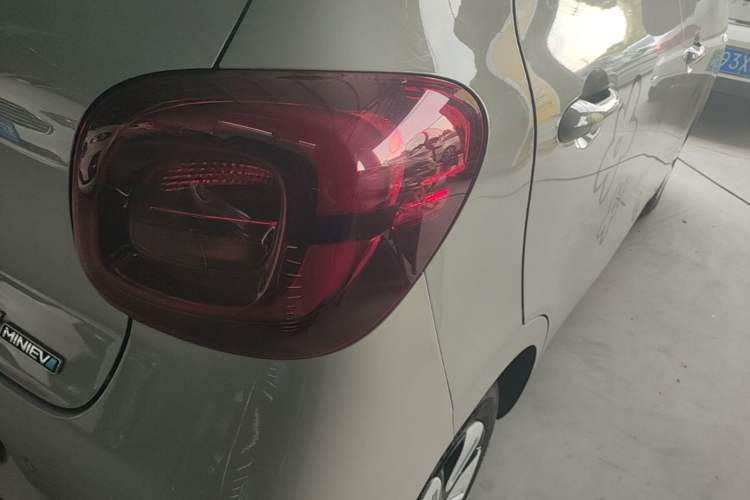 Used Wuling Hongguang MINIEV 2025 Four-Door Version Advanced Edition Right Rear Taillight