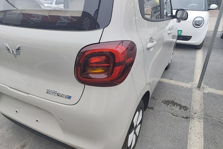 Used Wuling Hongguang MINIEV 2025 Four-Door Version Advanced Edition Right Rear Taillight