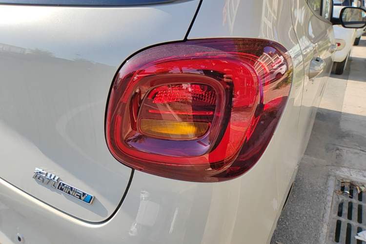 Used Wuling Hongguang MINIEV 2025 Four-Door Version Advanced Edition Right Rear Taillight