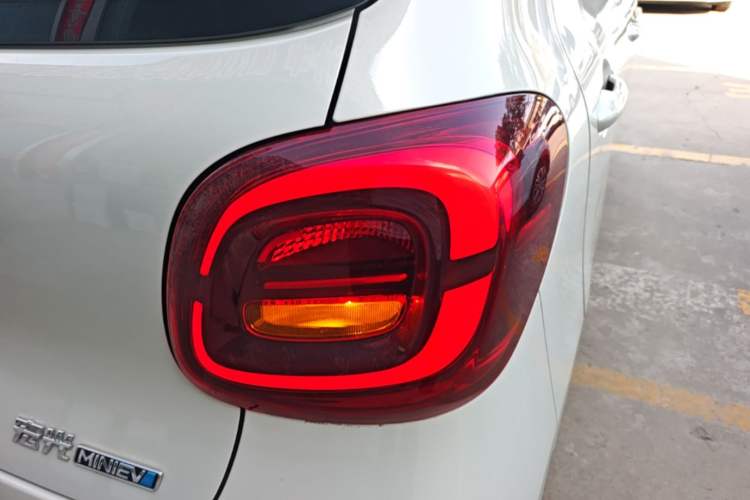Used Wuling Hongguang MINIEV 2025 Four-Door Version Advanced Edition Right Rear Taillight