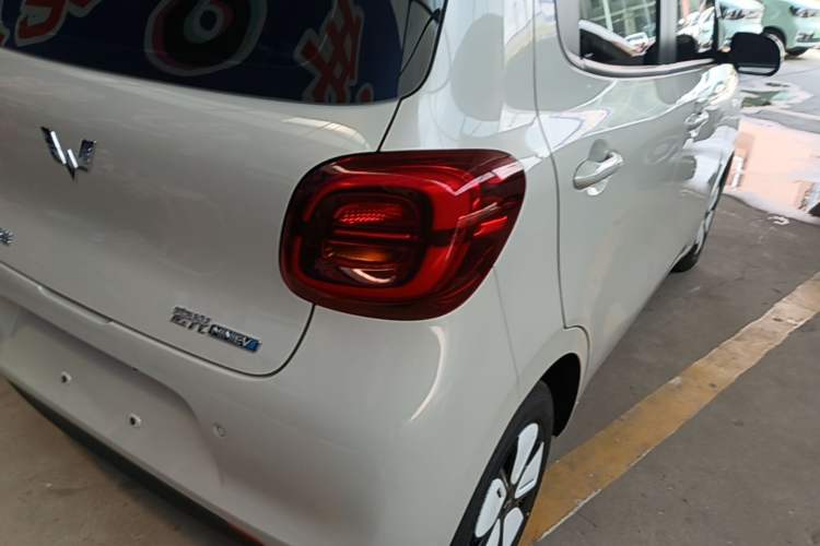 Used Wuling Hongguang MINIEV 2025 Four-Door Version Advanced Edition Right Rear Taillight