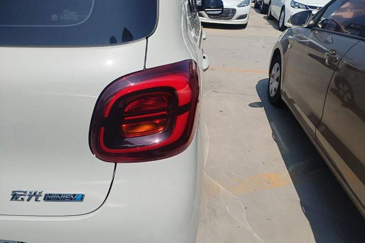 Used Wuling Hongguang MINIEV 2025 Four-Door Version Advanced Edition Right Rear Taillight