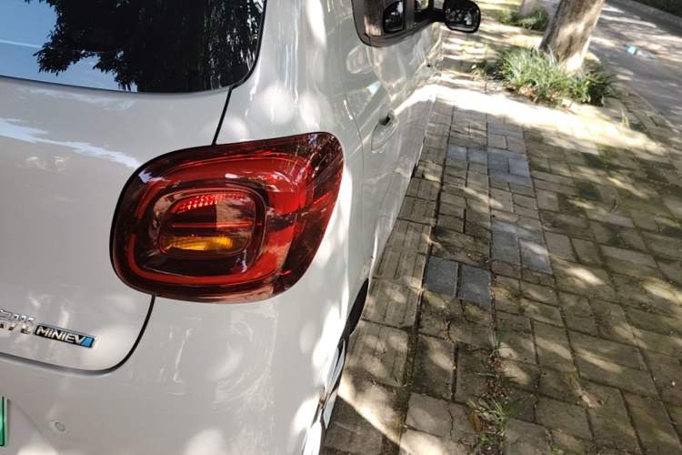 Used Wuling Hongguang MINIEV 2025 Four-Door Version Advanced Edition Right Rear Taillight