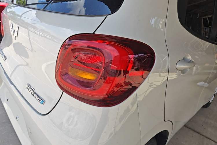 Used Wuling Hongguang MINIEV 2025 Four-Door Version Advanced Edition Right Rear Taillight