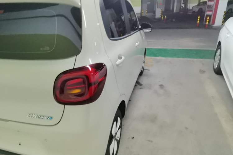 Used Wuling Hongguang MINIEV 2025 Four-Door Version Advanced Edition Right Rear Taillight