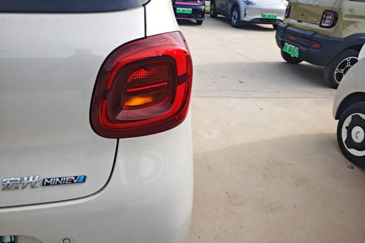 Used Wuling Hongguang MINIEV 2025 Four-Door Version Advanced Edition Right Rear Taillight