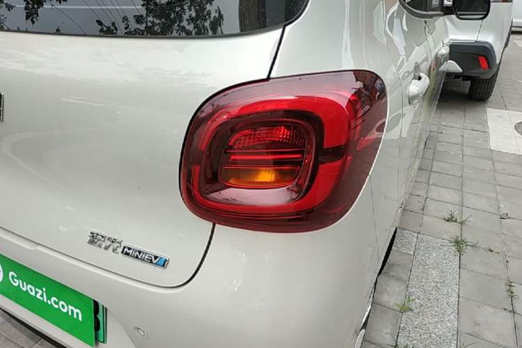 Used Wuling Hongguang MINIEV 2025 Four-Door Version Advanced Edition Right Rear Taillight