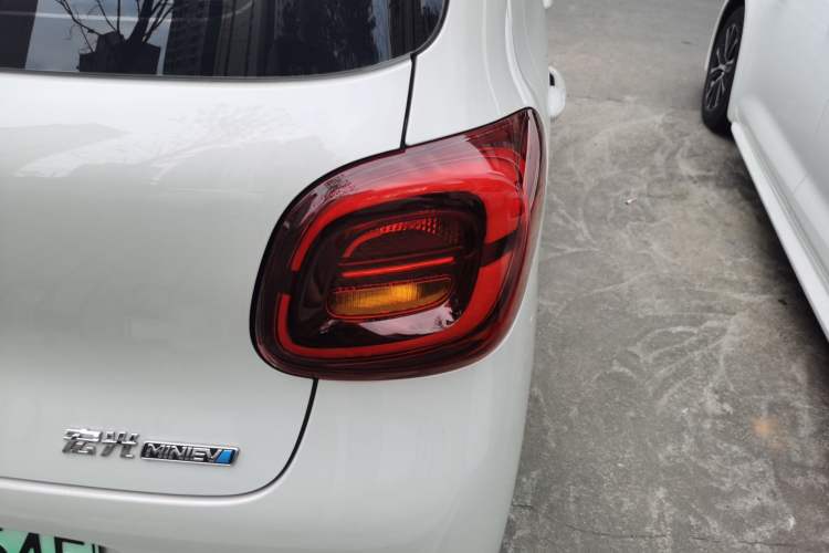 Used Wuling Hongguang MINIEV 2025 Four-Door Version Advanced Edition Right Rear Taillight
