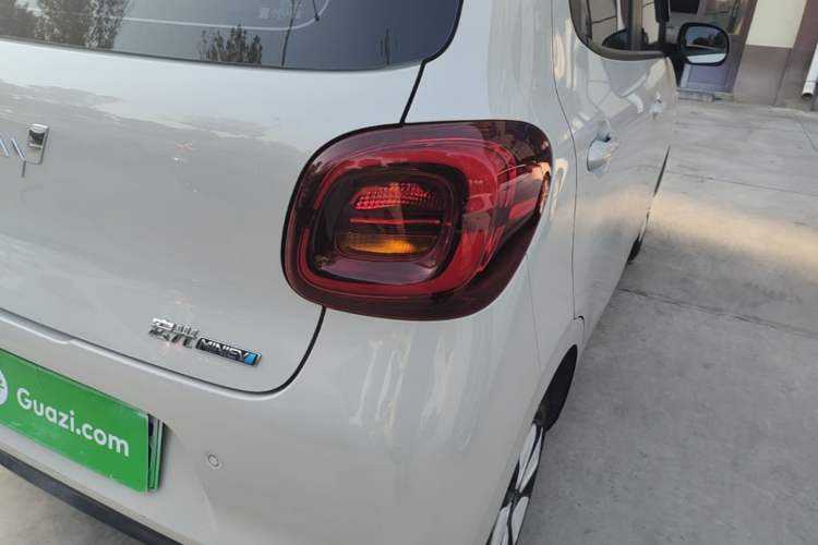 Used Wuling Hongguang MINIEV 2025 Four-Door Version Advanced Edition Right Rear Taillight
