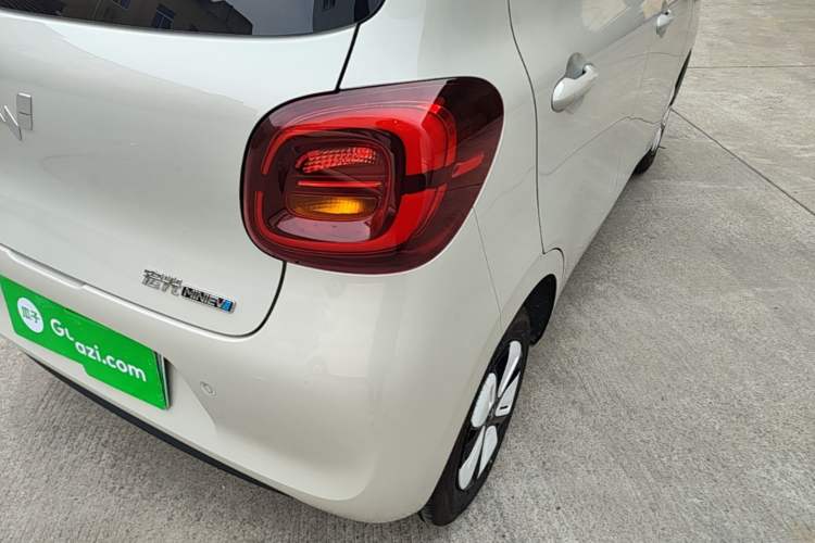 Used Wuling Hongguang MINIEV 2025 Four-Door Version Advanced Edition Right Rear Taillight